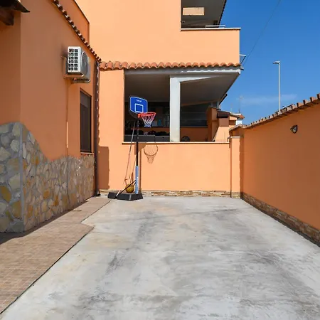 Seaside Garden - Free Parking & 950m To Sea